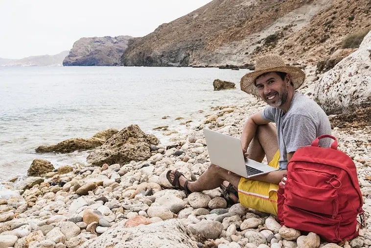 Talento IT trabajando en remoto desde la playa