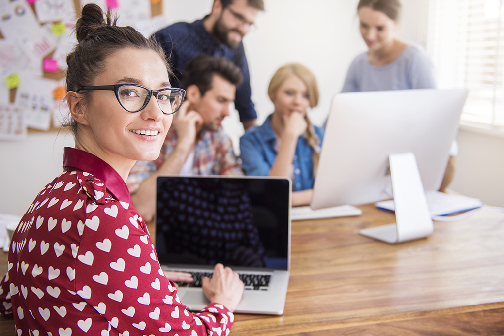 Equipo dando la retroalimentación en un ambiente laboral